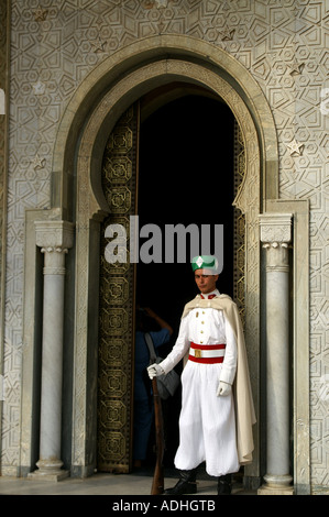 Schutz vor den Toren des Mausoleum von Mohammed 5. V Rabat Marokko Stockfoto