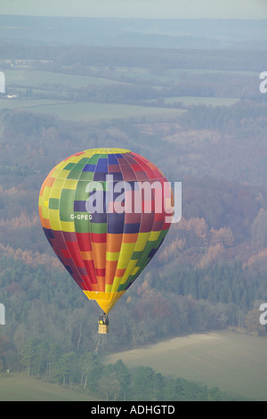 Luftaufnahme von einem Heißluftballon im Flug Stockfoto