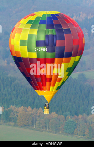 Luftaufnahme von einem Heißluftballon im Flug Stockfoto