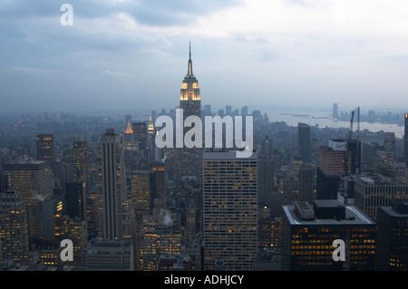 Nahaufnahme der Nacht Zeit Skyline von Manhattan mit Empire State Building Stockfoto