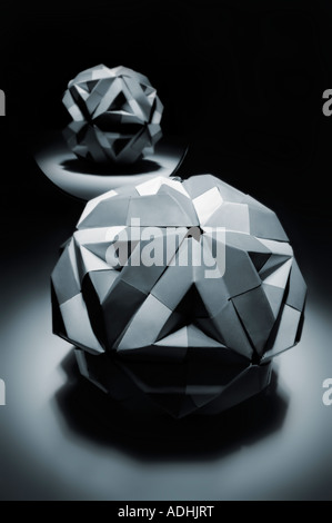 Origami abstrakte Kugel aus gefaltetem Papier Licht malte Stillleben künstlerisch Fine art Stockfoto
