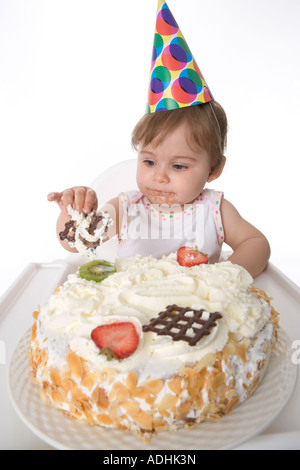 Einjähriges Mädchen von ihrem Geburtstagskuchen Essen Stockfoto