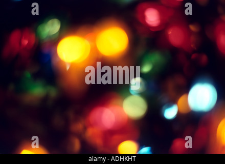 Unscharf bilden Multi-colored Christmas Lights auf einem Baum dieses bunten Urlaub abstrakt. Stockfoto
