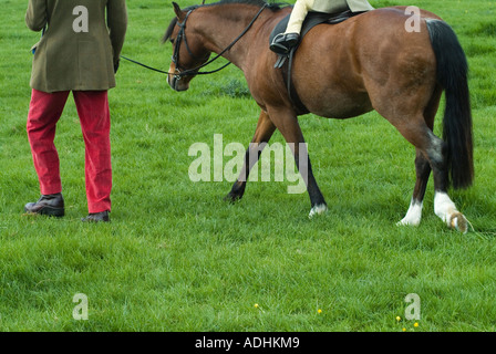 Detail der Mann führende Kind auf Pony im Land Horse show England UK Stockfoto