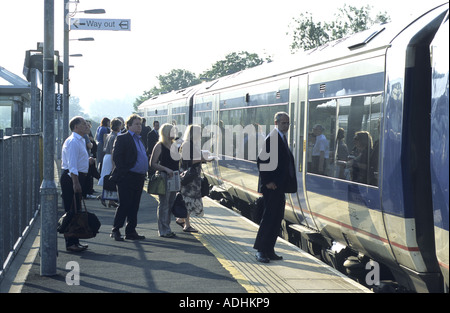 Morgen Pendler am Bahnhof Warwick Parkway, UK Stockfoto