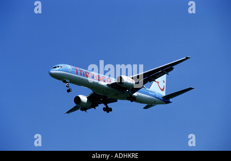 Thomson Boeing 757 Flugzeug nähert sich der internationale Flughafen Birmingham, West Midlands, England, UK Stockfoto