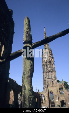 Die verkohlten Ruinen Kreuz im alten Dom, Coventry, West Midlands, England, UK Stockfoto