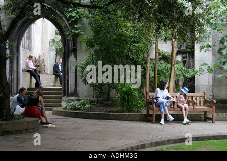 Der Londoner Büroangestellten entspannen Sie im Garten des St. Dunstan Kirche Stockfoto