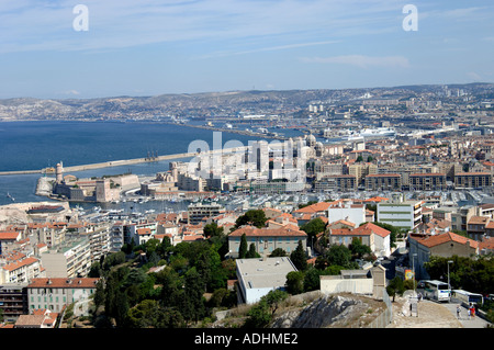 Frankreich Provence Marseille Überblick über Le Vieux Port den alten Hafen und dem Rest der Marseille-port-Region mit historischen Forts Stockfoto