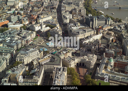 Luftaufnahme des Trafalgar Square, Admiralty Arch, der Vorderseite der Nationalgalerie mit Charing Cross Station im Hintergrund Stockfoto
