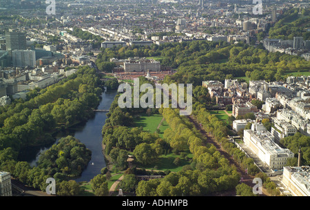 Luftaufnahme von St. James Park in London mit Buckingham Palace im Hintergrund am Ende der Mall Stockfoto