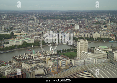 Luftaufnahme des London Eye und County Hall mit Blick auf die Themse, Charing Cross Station und Whitehall in London Stockfoto