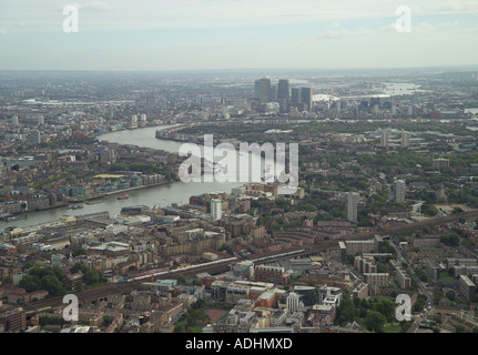 Luftbild von der Themse durch Bermondsey, Wapping, Rotherhithe, Canary Wharf und vorbei an der Isle of Dogs Stockfoto