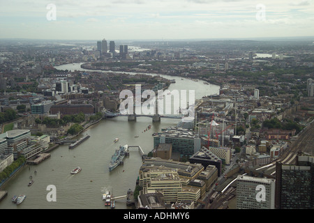 Luftbild der Tower Bridge über die Themse in London mit Blick auf Wapping, Rotherhithe, Canary Wharf & der Mündung Stockfoto