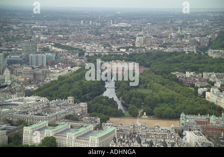 Luftaufnahme der Horse Guards Parade, St. James Park und Buckingham Palace am Ende von The Mall in London Stockfoto