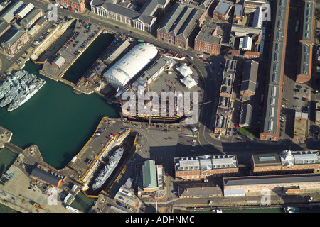 Luftaufnahme der HMS Victory in Portsmouth Royal Naval Dockyards. Ebenfalls vorhanden sind, die Mary Rose Museum & Royal Naval Museum Stockfoto