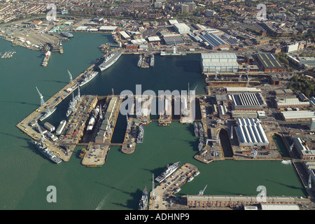 Luftbild von der Royal Navy Werften am Hafen von Portsmouth, auch bekannt als ihrer Majestät Naval Base (Oberkommandos) Portsmouth Stockfoto