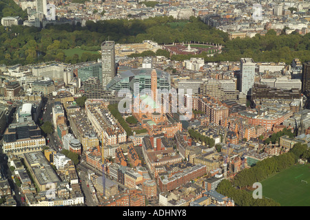 Luftbild von Westminster Cathedral in London mit Buckingham Palace und Kardinal Place Shopping Centre im Hintergrund Stockfoto