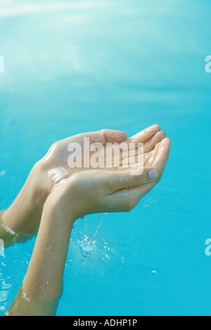 Junge Frau Hände Schröpfen Wasser Stockfoto