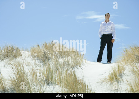 Geschäftsmann, stehen auf der Düne, Blick auf Distanz Stockfoto