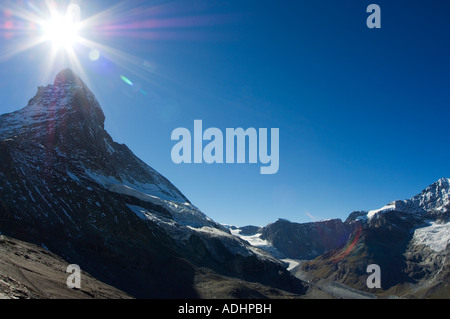 Der Schweiz im Wallis Zermatt Alpine Resort das Matterhorn 4477m Sonne hinter dem Matterhorn Stockfoto