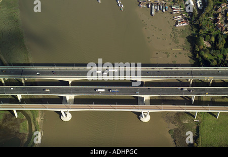 Luftaufnahme der Brücken über den Fluss Medway in Kent in der Nähe von Rochester und Chatham mit der neuen Eisenbahnbrücke und die M2-Brücken Stockfoto