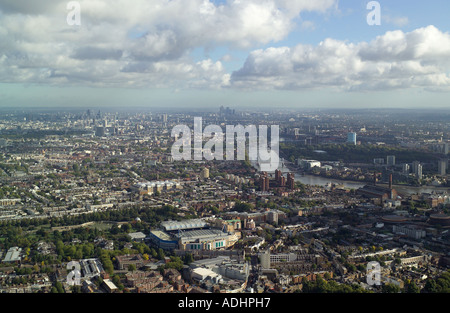 Luftaufnahme von Chelsea in London mit Chelseas Stamford Bridge Football Ground, Themse und Blick ins Zentrum von London Stockfoto