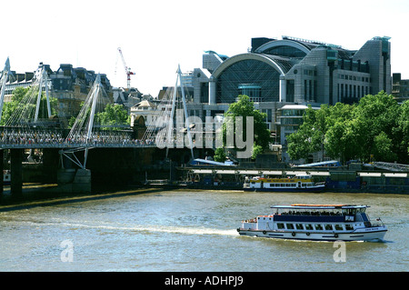 Charing Cross Railway Station Hungerford Brücke Fluss Themse London England Stockfoto