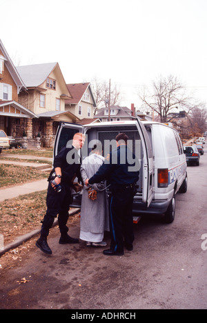 Verdächtiger festgenommen und legte in Transportwagen. Droge in Verbindung stehenden Kosten. Kansas City, MO, Police Department, USA. Stockfoto