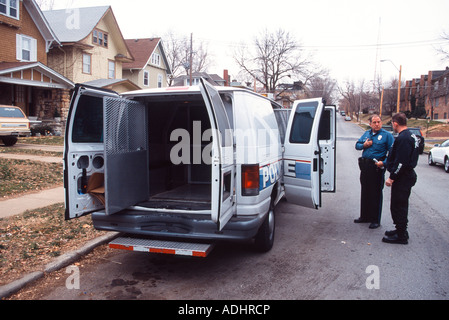 Verdächtiger festgenommen und legte in Transportwagen. Droge in Verbindung stehenden Kosten. Kansas City, MO, Police Department, USA. Stockfoto