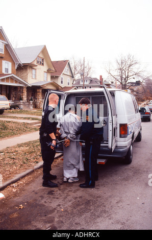 Verdächtiger festgenommen und legte in Transportwagen. Droge in Verbindung stehenden Kosten. Kansas City, MO, Police Department, USA. Stockfoto