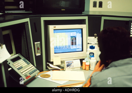 Dispatch bei ländlichen Sheriff Office in Nebraska, USA. Dispatcher 911 Anruf annehmen. Stockfoto