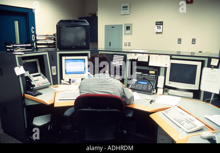 Dispatch bei ländlichen Sheriff Office in Nebraska, USA. Dispatcher 911 Anruf annehmen. Stockfoto