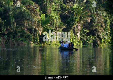 Tourist in einer Ecotour bei Tortuguero National Park Channels. Costa Rica. Zentralamerika Stockfoto