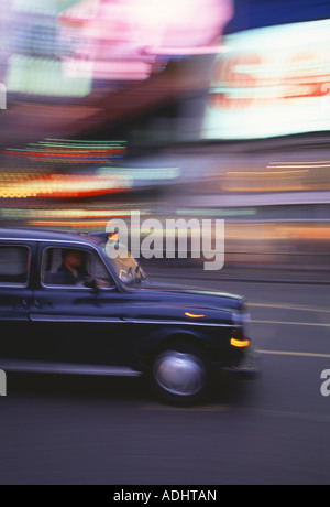 London Taxi unterwegs Piccadilly Circus London England UK Stockfoto