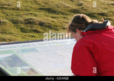 Weibliche Walker Lesung Zugang Land Information Board Kuh grün Reservior oberen Teesdale Pennines Grafschaft Durham Stockfoto