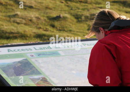 Weibliche Walker Überprüfung Zugang Land Information Board Kuh grün Stausee obere Teesdale Pennines Grafschaft Durham Stockfoto