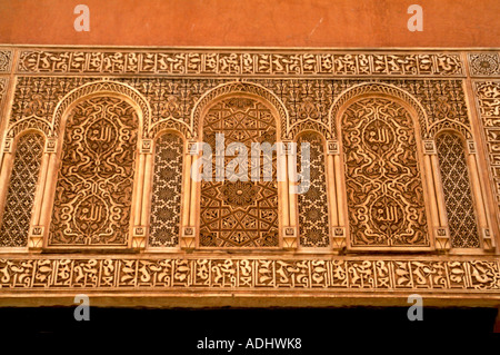 Kunstvollen Stuckarbeiten im Maghreb Marrakesch Marokko Koran Koran Arabisch Koran Coranic islamischen Saadian Dynastie Gräber Stockfoto
