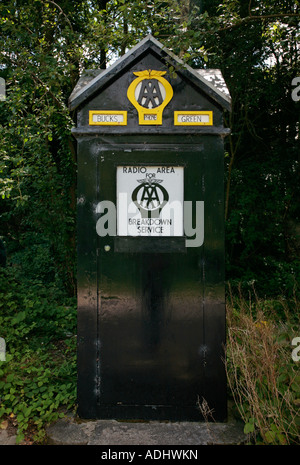 Altes schwarzes AA Roadside Call Box Fairmile Cafe im Amberley Working Museum, Amberley, West Sussex, Großbritannien Stockfoto