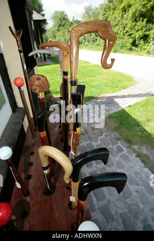 Sammlung von handgefertigten hölzernen Spazierstöcken zum Verkauf. Stockfoto