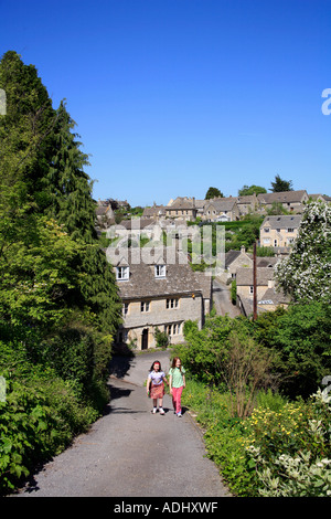 Das hübsche Dorf Bisley in den Cotswolds-England Stockfoto