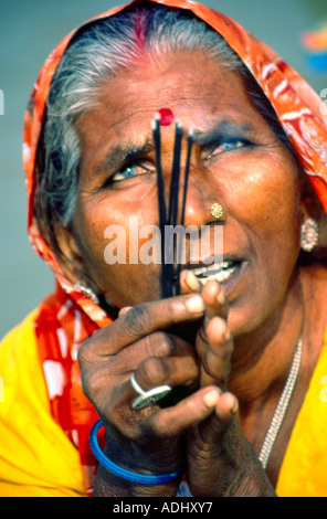Eine blinde Hindu-Frau macht ein Angebot an dem Sonnengott Stockfoto