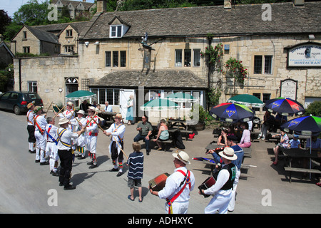 Morris Dancers an der Metzger Arms Pub in Sheepscombe englischen Cotswolds Stockfoto