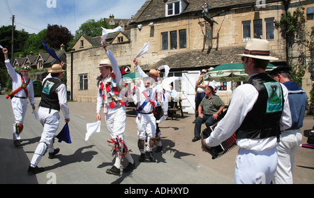 Morris Dancers an der Metzger Arms Pub in Sheepscombe englischen Cotswolds Stockfoto