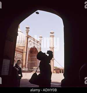 Einen Schluck Wasser an der Pforte der Jama Masjid in Delhi Indias größte Moschee von Shahjehan im 17. Jahrhundert erbaut Stockfoto