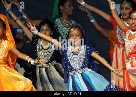 Tänzer feiern das Festival der Lichter oder Divali Stockfoto