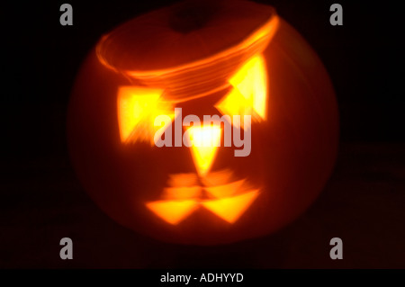 Halloween Kürbis Gesicht Kopf mit Kerze leuchtet im Inneren Stockfoto