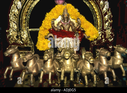 Der Hindu-gott Krishna als Wagenlenker mit Arjuna, hinduistische Mythologie Stockfoto