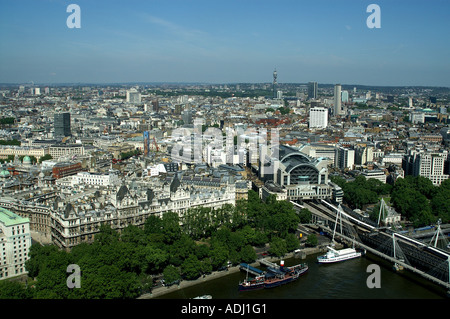 Charing Cross Railway Station Hungerford Brücke Fluss Themse London England Stockfoto