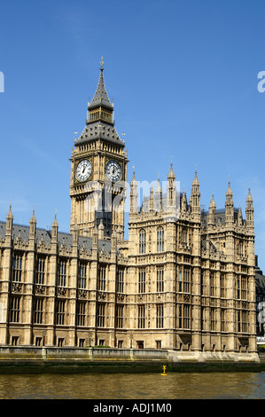 Häuser des Parlaments Westminster bridge London Thames River Boot Stockfoto